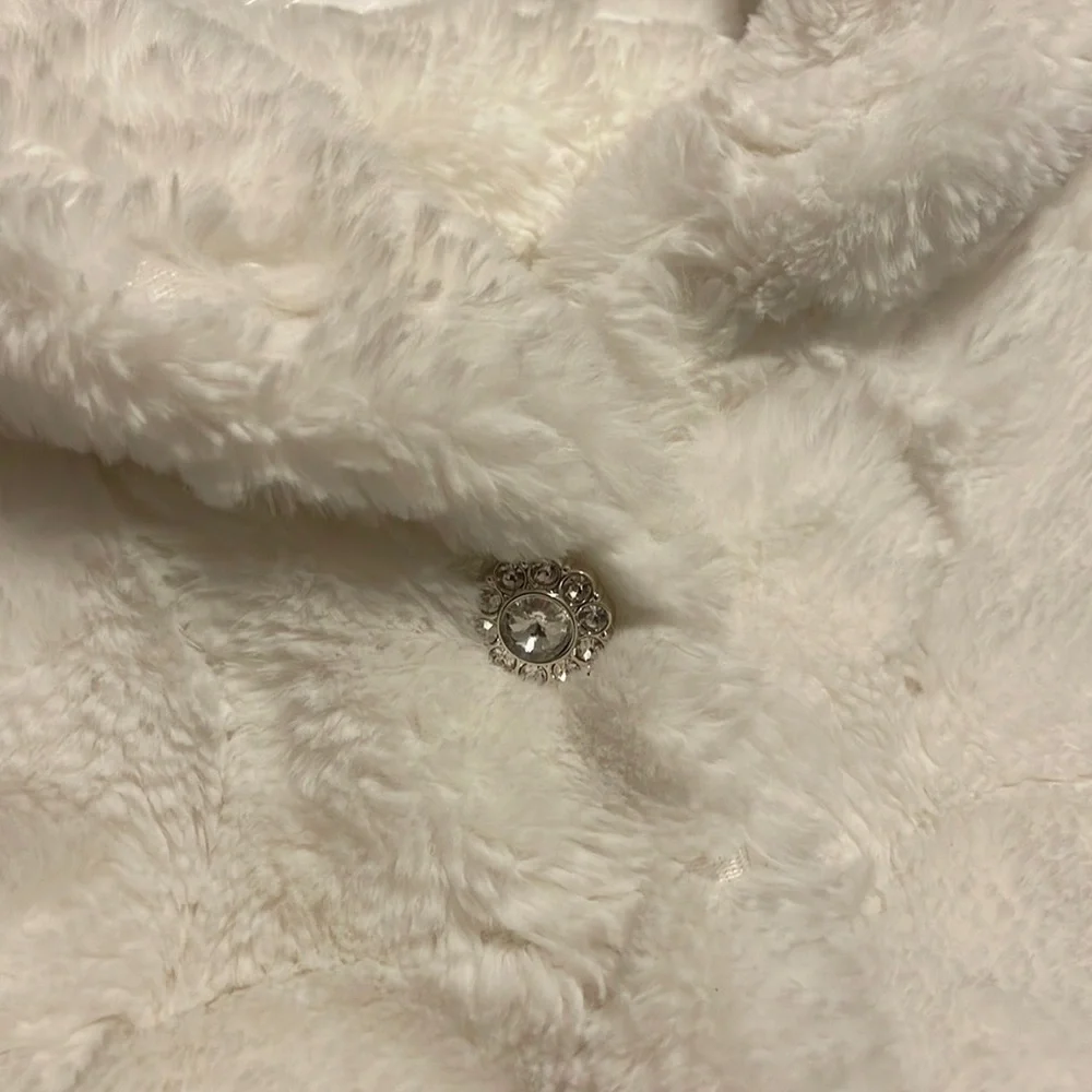 Nina Leonard Faux Fur White Caplet - Picture 2 of 6